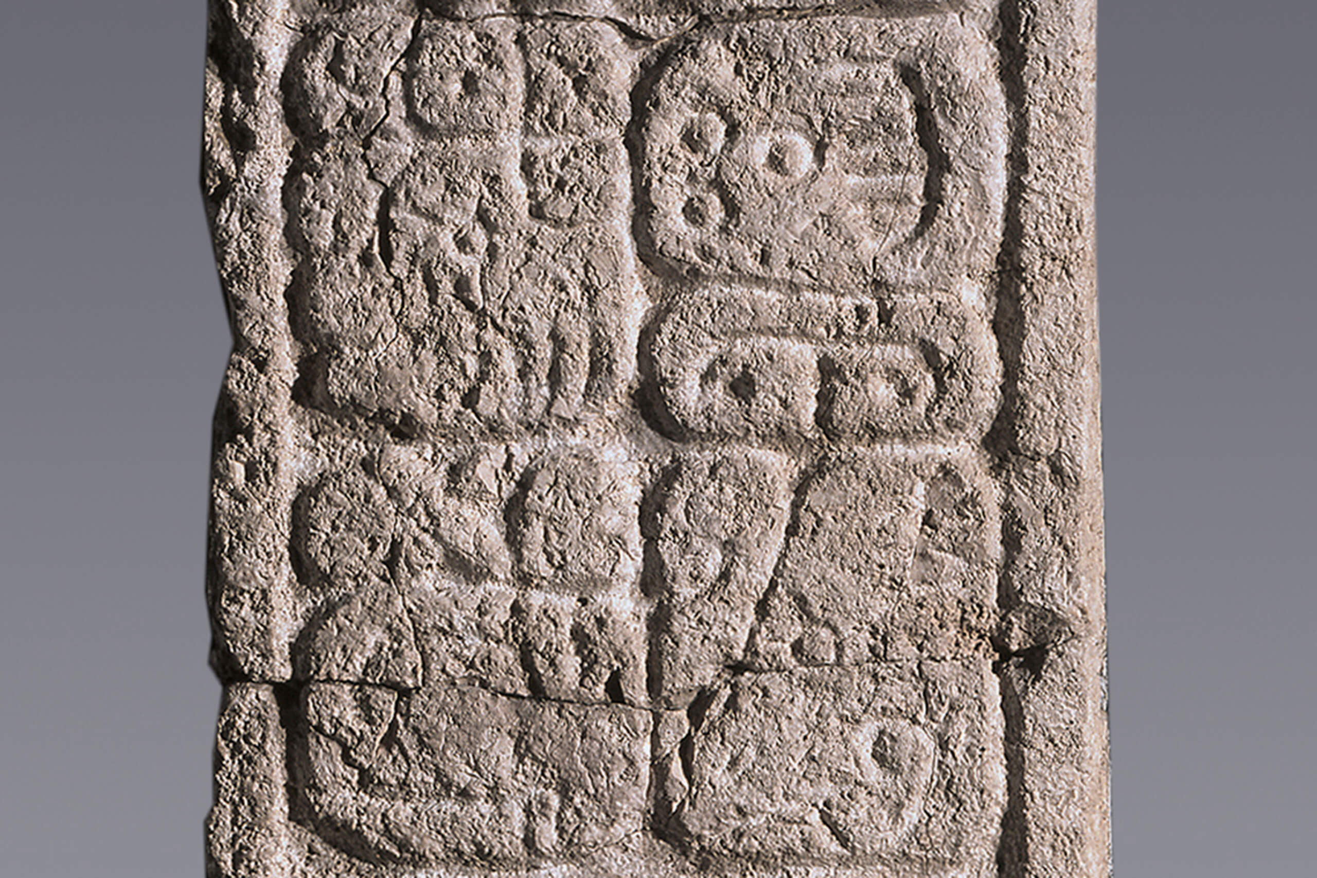 Jamba de piedra con inscripciones jeroglíficas | El México antiguo. Salas de Arte Prehispánico | Museo Amparo, Puebla