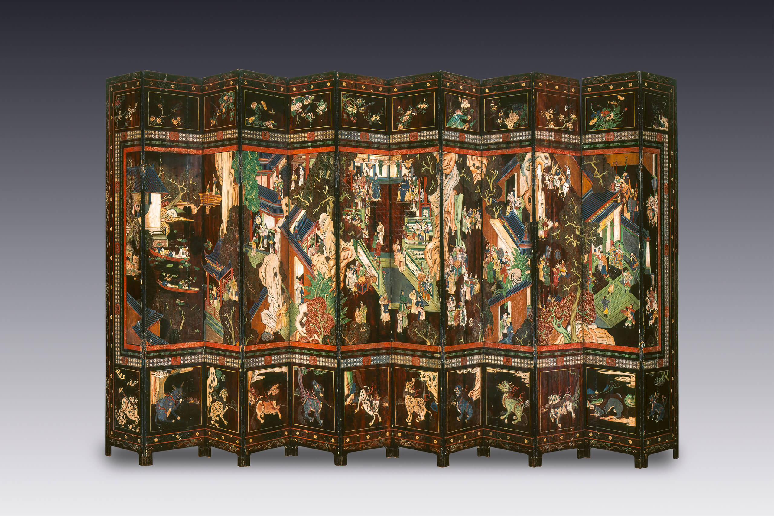 Biombo de doce hojas de madera laqueada con escenas palaciegas | Salas de Arte Virreinal y Siglo XIX | Museo Amparo, Puebla