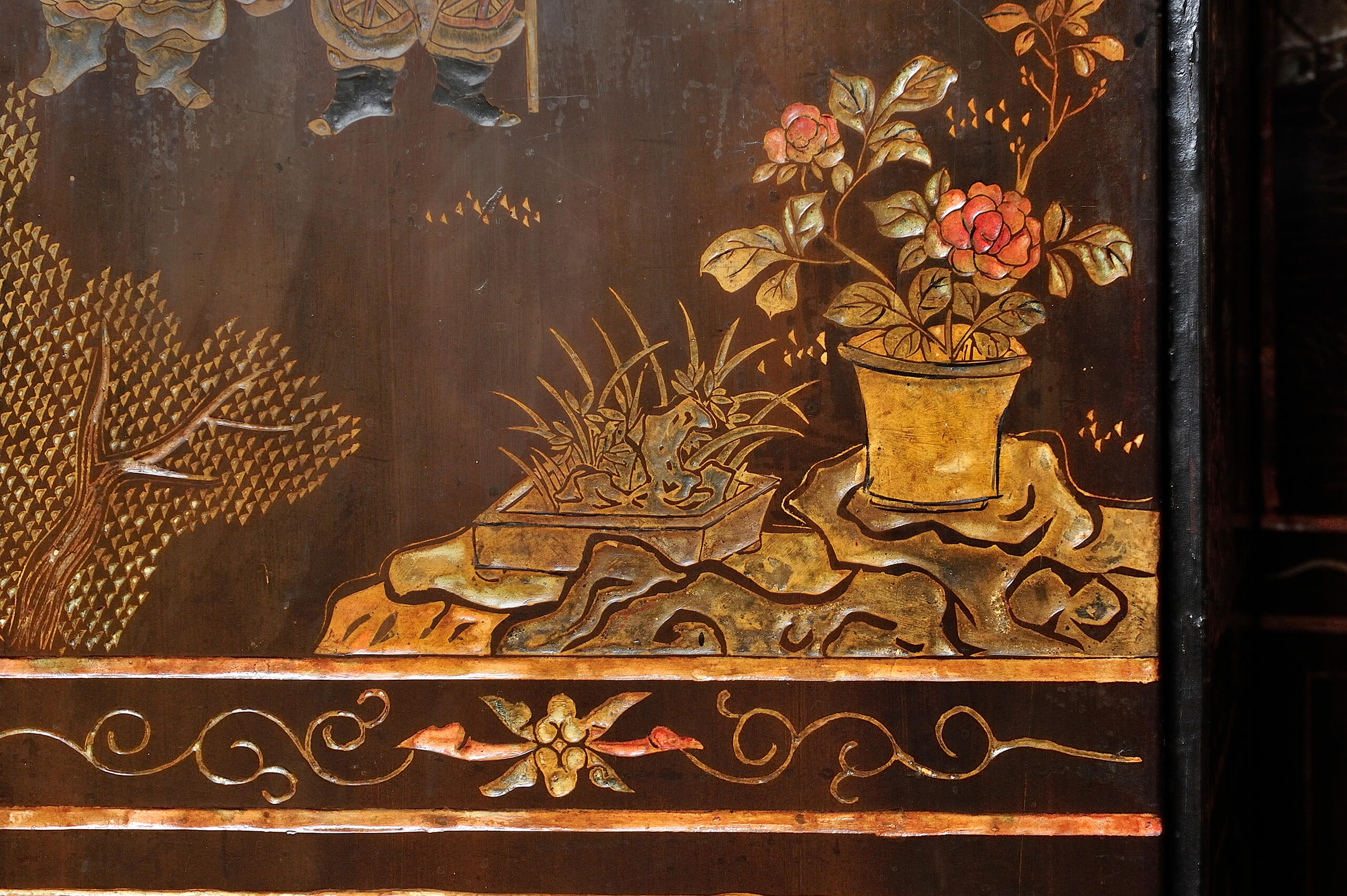Biombo de ocho hojas de madera laqueada con escenas palaciegas | Salas de Arte Virreinal y Siglo XIX | Museo Amparo, Puebla