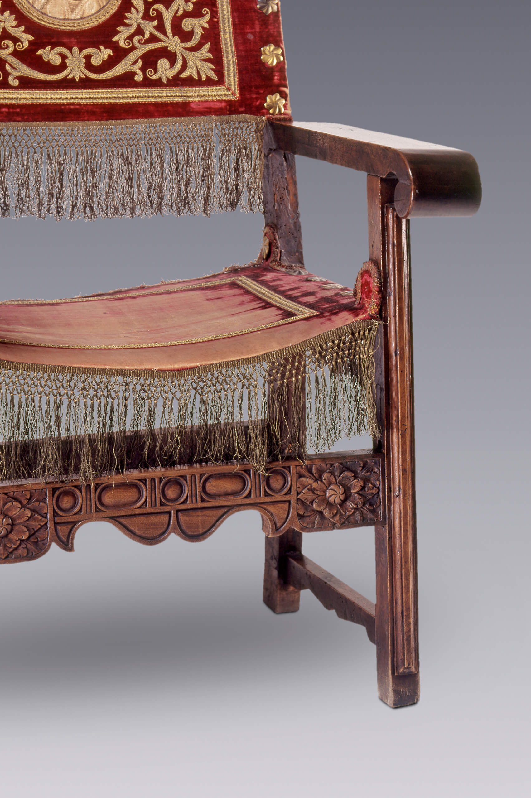 Sillas de brazos (con partes y textiles antiguos) | Salas de Arte Virreinal y Siglo XIX | Museo Amparo, Puebla