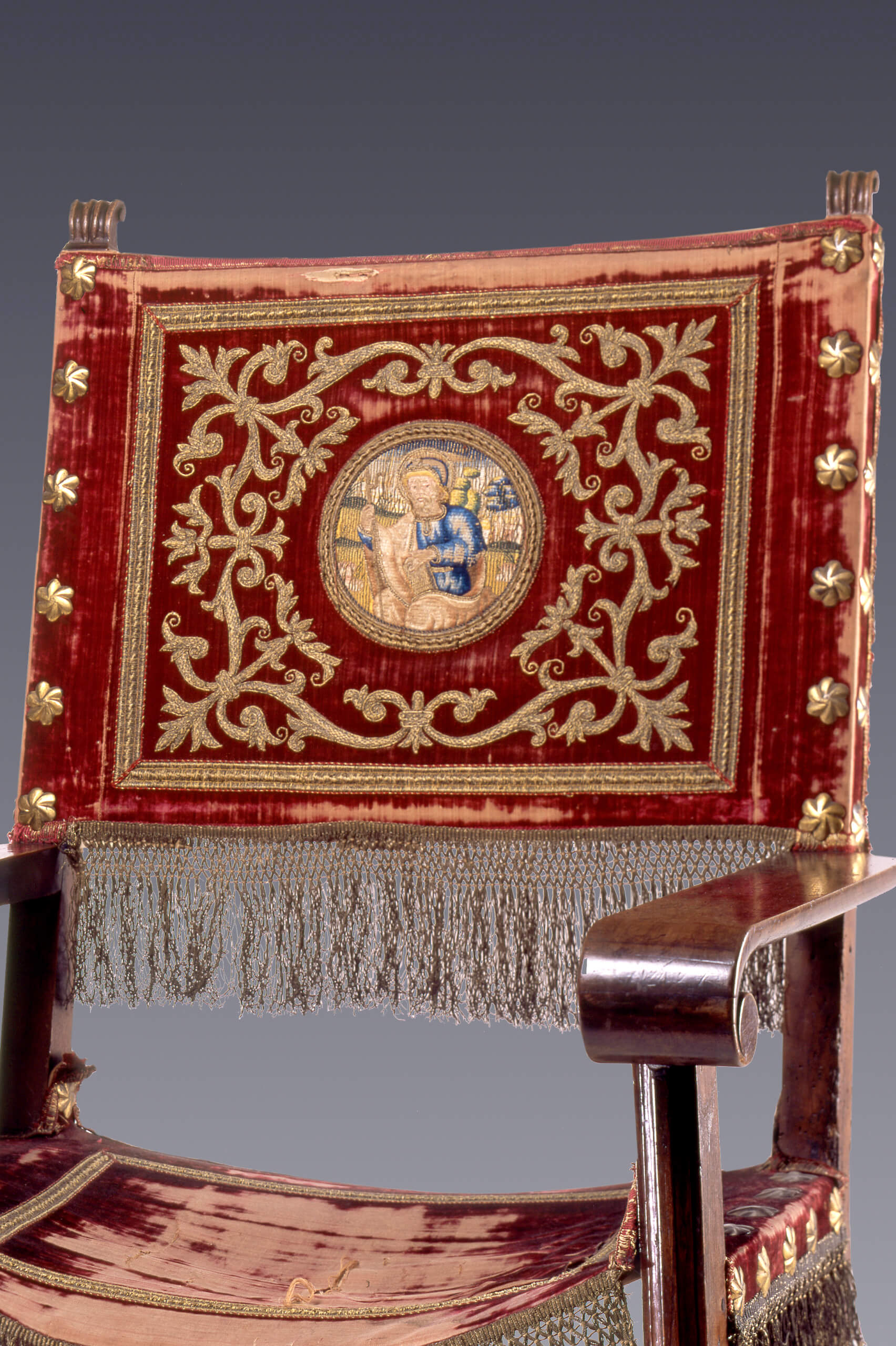 Sillas de brazos (con partes y textiles antiguos) | Salas de Arte Virreinal y Siglo XIX | Museo Amparo, Puebla