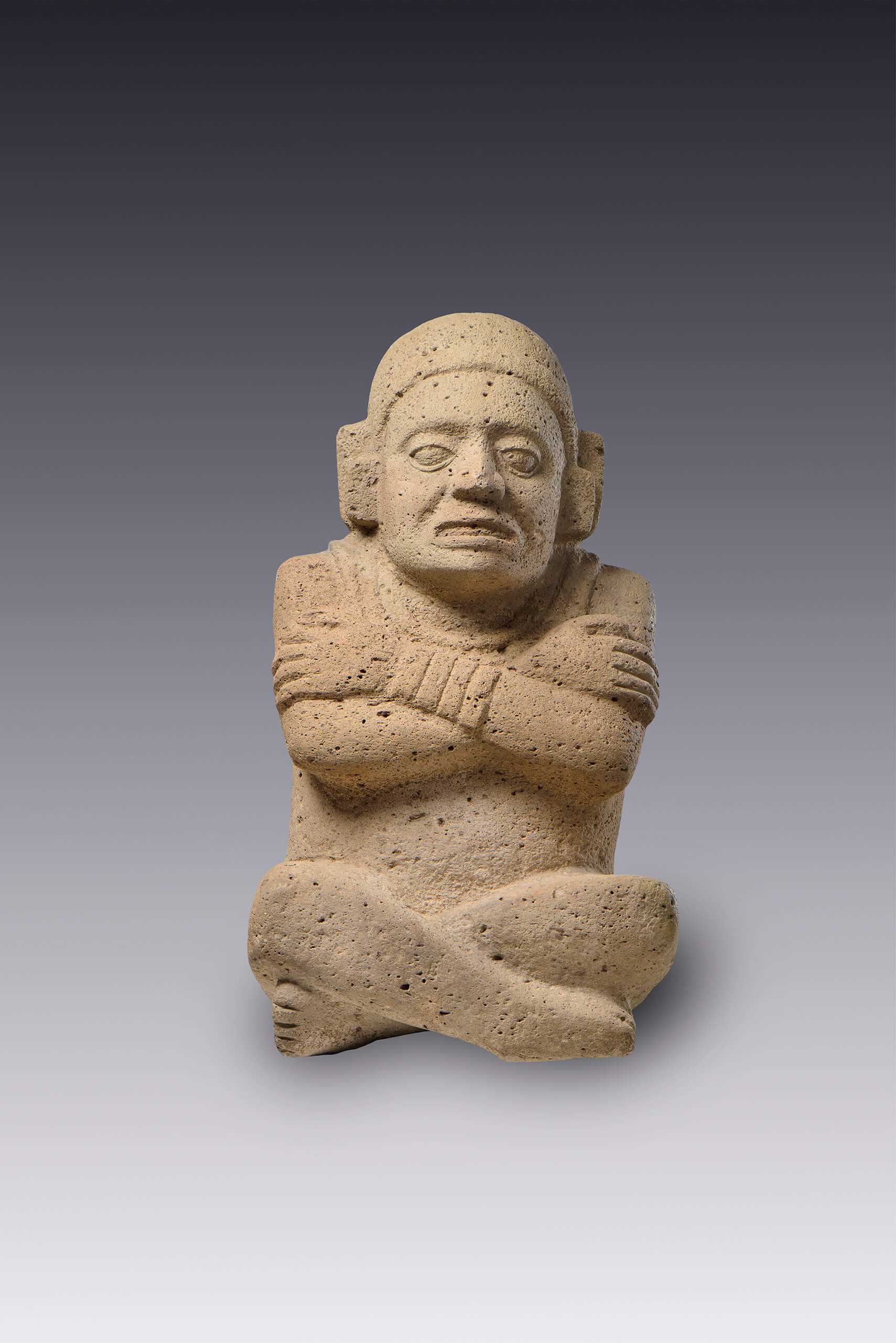 Hombre sentado con brazos y piernas cruzadas | El México antiguo. Salas de Arte Prehispánico | Museo Amparo, Puebla