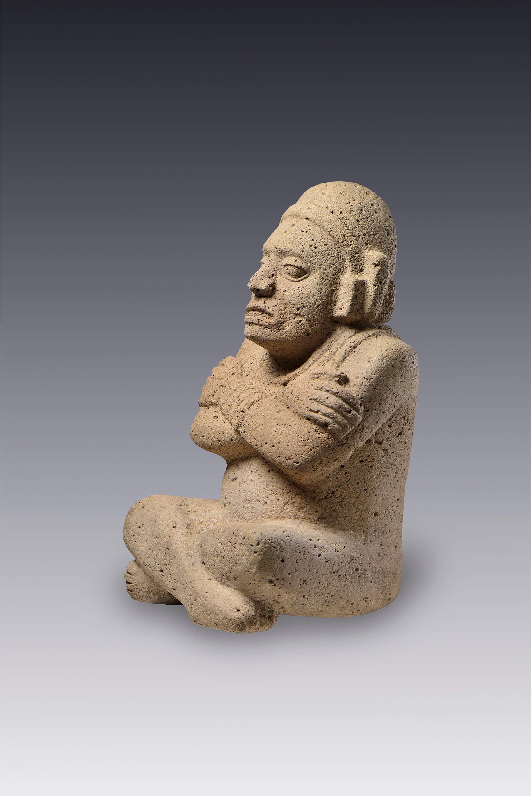 Hombre sentado con brazos y piernas cruzadas | El México antiguo. Salas de Arte Prehispánico | Museo Amparo, Puebla