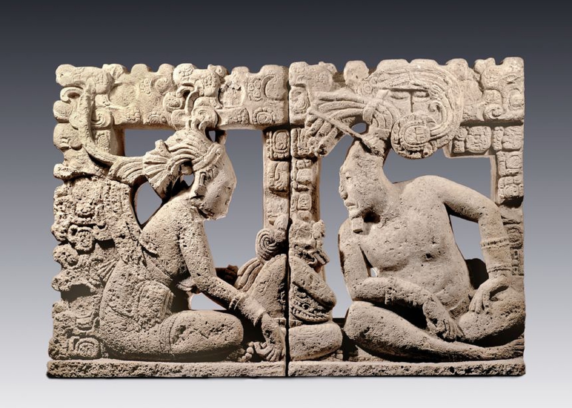 Obra Respaldo de trono con un soberano, un cortesano (posiblemente una mujer) y una deidad en el centro en el MET de Nueva York | Museo Amparo, Puebla.