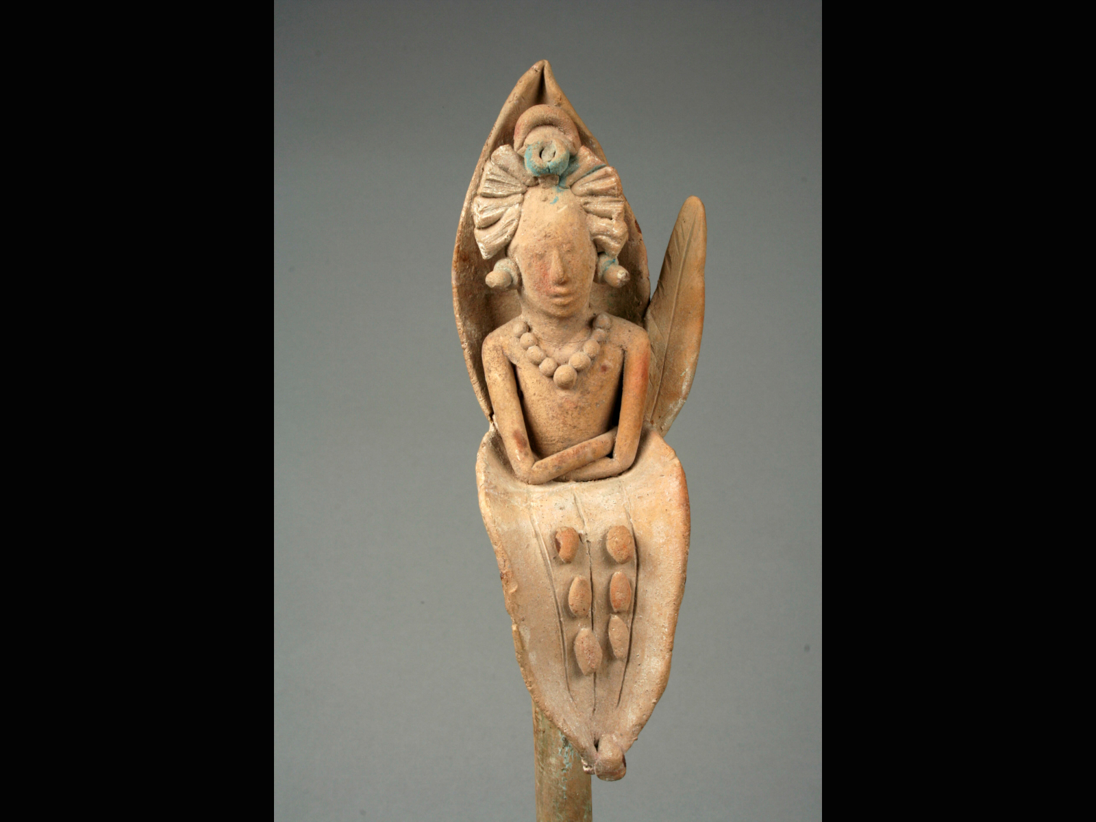 Obra Respaldo de trono con un soberano, un cortesano (posiblemente una mujer) y una deidad en el centro en el MET de Nueva York | Museo Amparo, Puebla | Museo Amparo, Puebla.