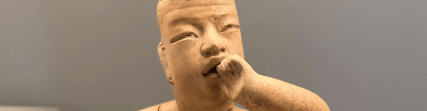 Hombre que se lleva la mano a la boca | Museo Amparo, Puebla | Museo Amparo, Puebla.